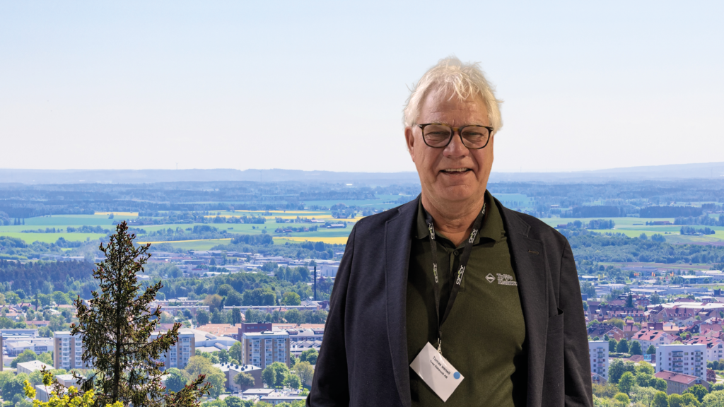 Tomas Wenell med västgötaslätten i bakgrunden