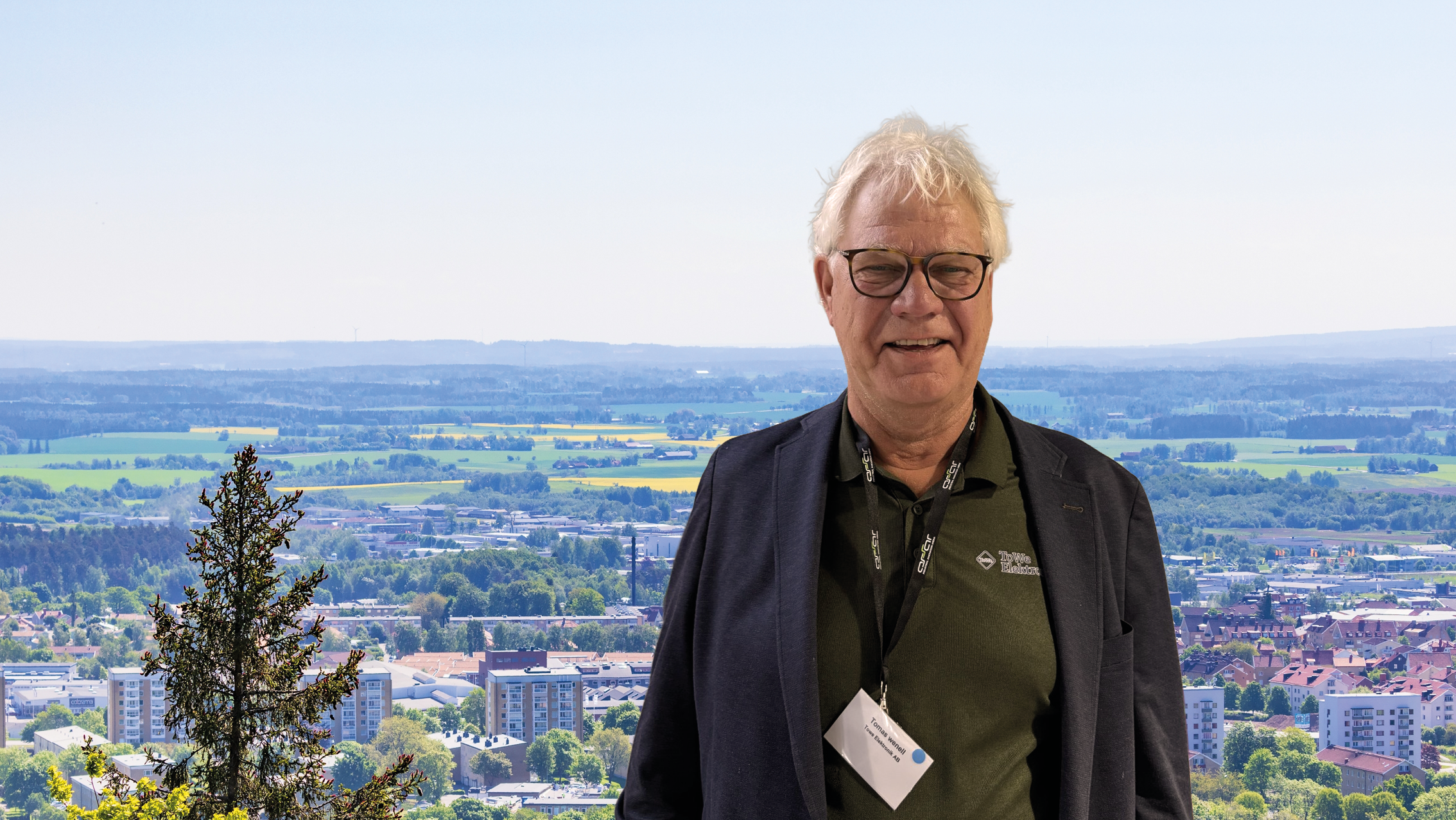 Tomas Wenell med västgötaslätten i bakgrunden